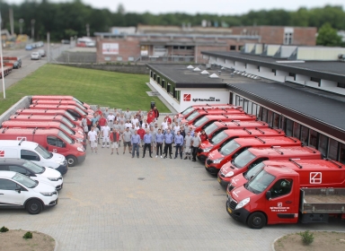 Alle biler og medarbejdere på parkeringspladsen