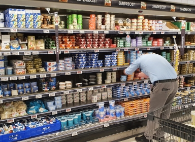 Vores medarbejder igang med opfyldning Vores medarbejder igang med opfyldning