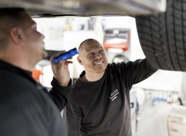 Mekaniker undersøger bilen Mekaniker undersøger bilen