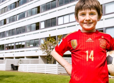 Glad fodbolddreng
