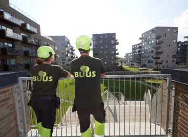 Vores medarbejdere står og beundre bygningerne