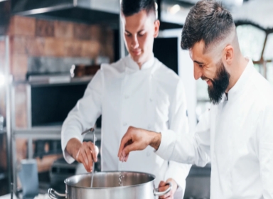 To kokke står og laver mad. To kokke står og laver mad.