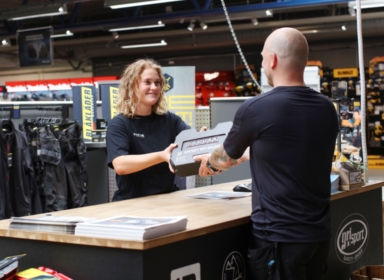 Vores medarbejder snakker med kunden