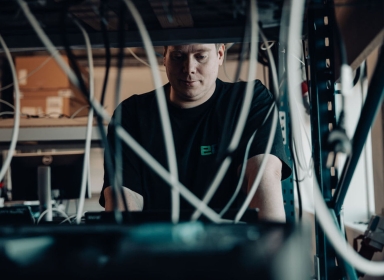 Medarbejder igang med arbejde Medarbejder igang med arbejde