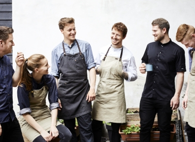 Vores dejlige personale er klar til at servicere dig Vores dejlige personale er klar til at servicere dig