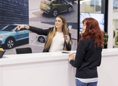 Receptionisten hjælper en kunde Receptionisten hjælper en kunde