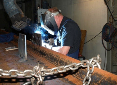 Vores personale sidder og svejser Vores personale sidder og svejser