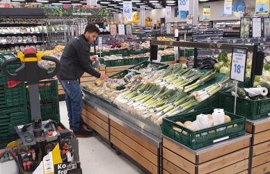 Der fyldes vare op i frugt- og grønt afdelingen