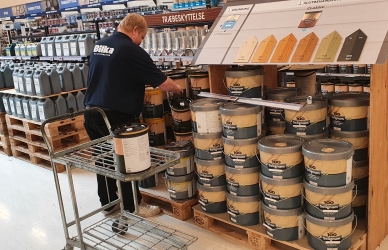 Medarbejder igang med opfyldning