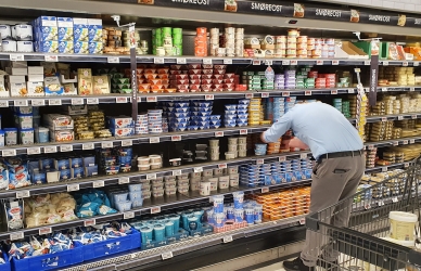 Vores medarbejder igang med opfyldning Vores medarbejder igang med opfyldning