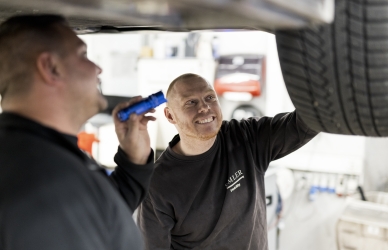 Mekaniker undersøger bilen