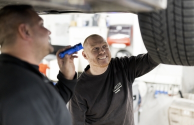 Mekaniker undersøger bilen