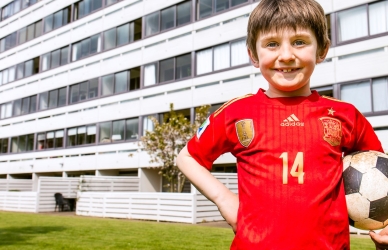 Glad fodbolddreng