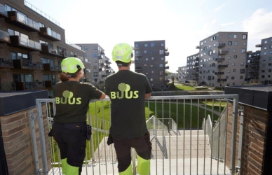 Vores medarbejdere står og beundre bygningerne