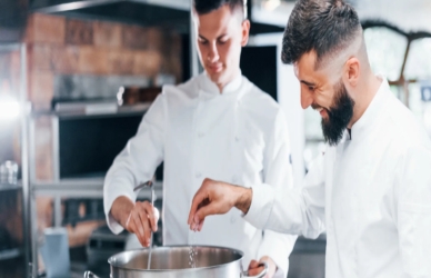 To kokke står og laver mad.