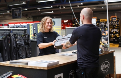 Vores medarbejder snakker med kunden