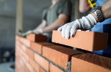 Der lægges mursten