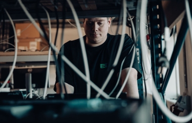 Medarbejder igang med arbejde