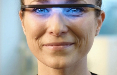 Kvinde med lysbriller