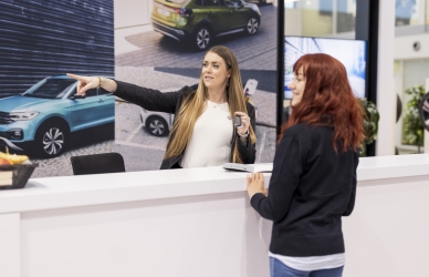 Receptionisten hjælper en kunde