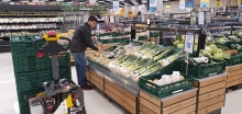 Der fyldes vare op i frugt- og grønt afdelingen