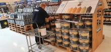 Medarbejder igang med opfyldning