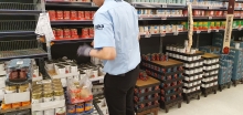 Der fyldes vare op på hylderne