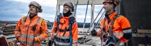 Byggearbejderne kigger op